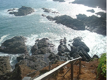 Improvisierte Treppen wird Ihnen helfen, sich den angrenzenden Klippen der Insel Paridita