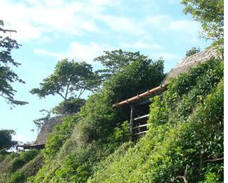 Rustik men bekväm palapa framför stranden vid Paridita Island