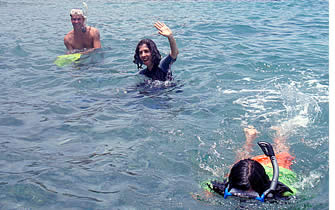 Er is een grote snorkelen vlak voor het strand van Isla hutten Paridita